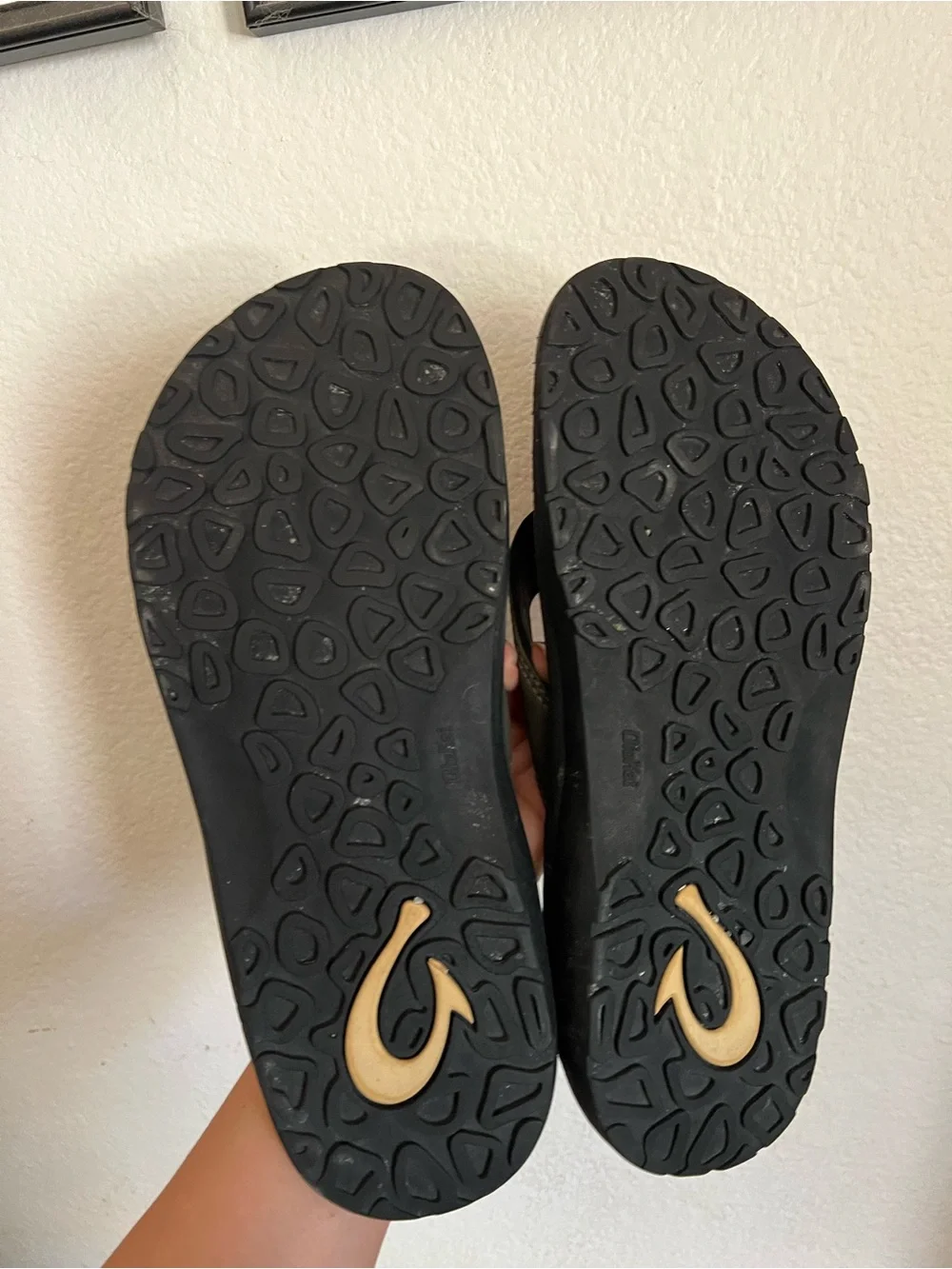 OluKai Ohana Men's Sandals, Water Resistant Flip Flops with Arch Support Size 11